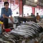 Borneo_fish_market2-590×442